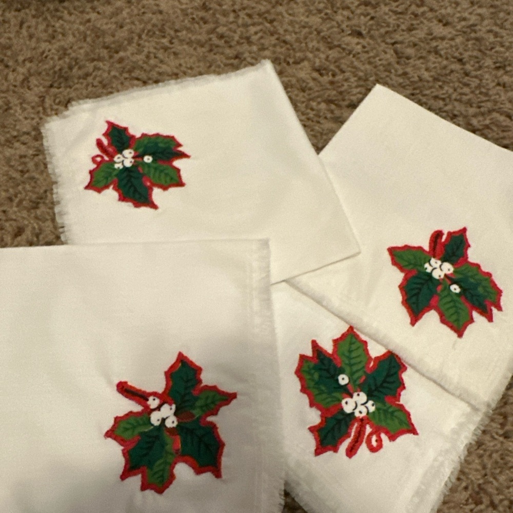 Source Unknown Festive Holly Table Napkins - White and Green